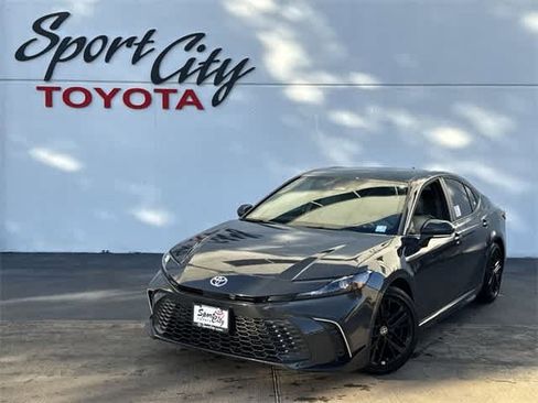 Used 2025 Toyota Camry SE image 1