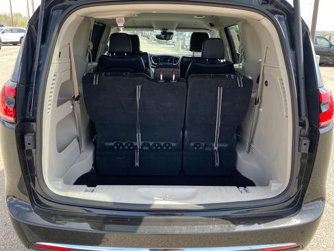 Used 2023 Chrysler Pacifica Touring-L FWD image 28