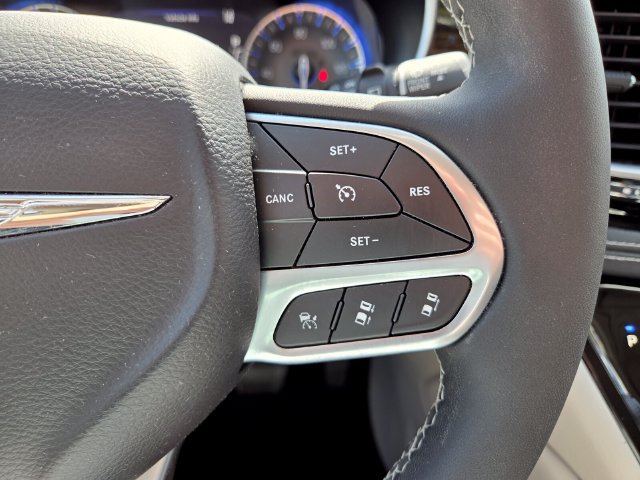 Used 2023 Chrysler Pacifica Limited FWD image 35
