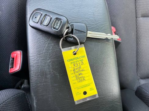 Used 2006 Pontiac Vibe w/ Sun And Sound Package FWD image 13