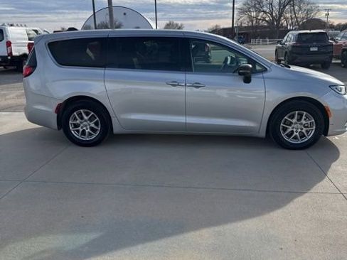Used 2024 Chrysler Pacifica Touring-L image 5