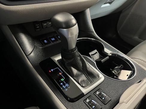 Used 2019 Toyota Highlander XLE AWD/4WD image 25