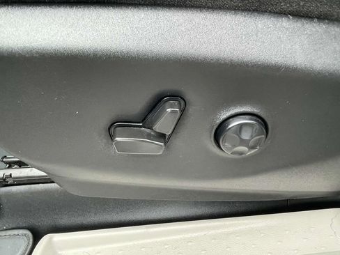 Used 2021 Chrysler Pacifica Touring-L image 16