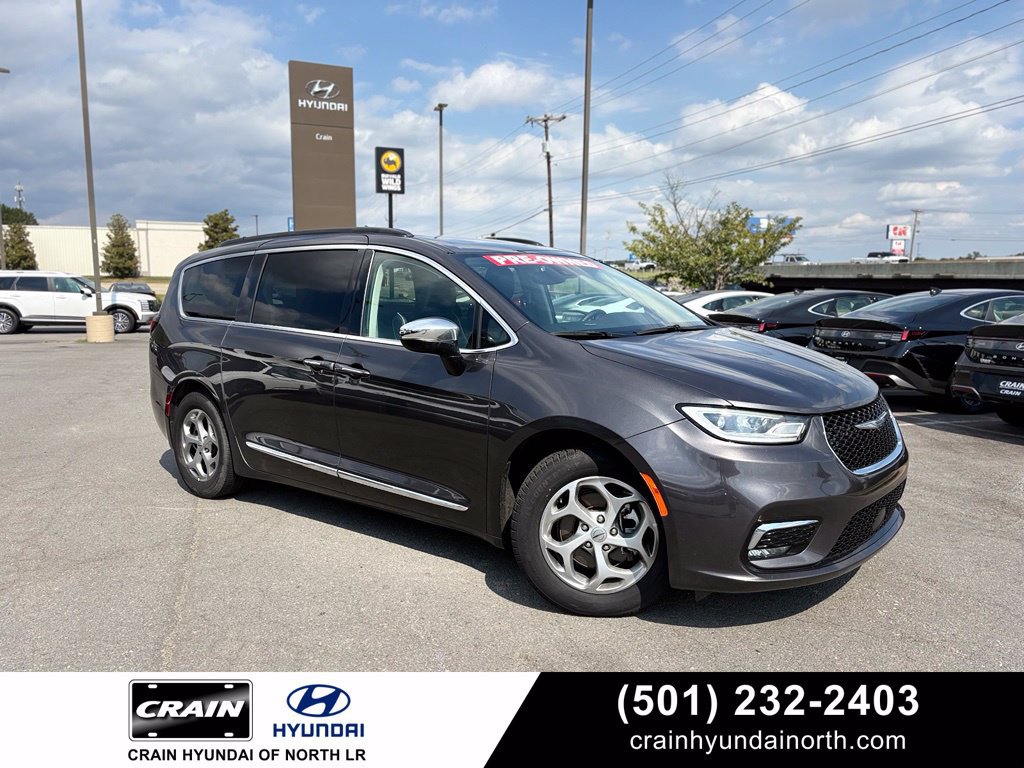 Used 2023 Chrysler Pacifica Limited FWD image 1