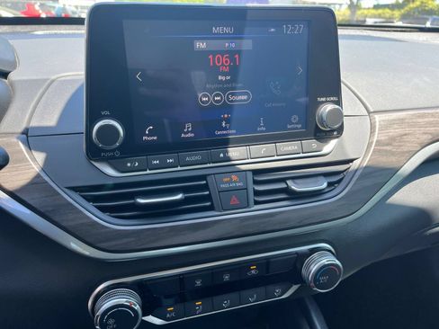 Used 2025 Nissan Altima 2.5 SV FWD image 14