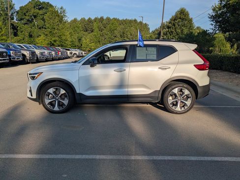 Used 2023 Volvo XC40 B4 Ultimate FWD image 7