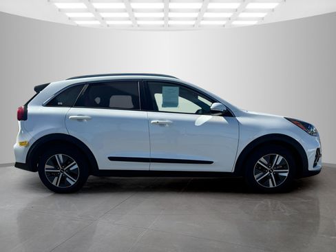Used 2022 Kia Niro EX image 3