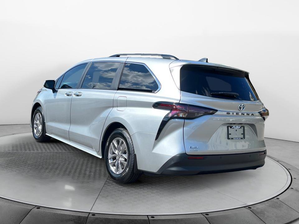 Used 2025 Toyota Sienna XLE FWD image 5