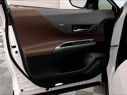 Used 2024 Toyota Venza Limited image 21