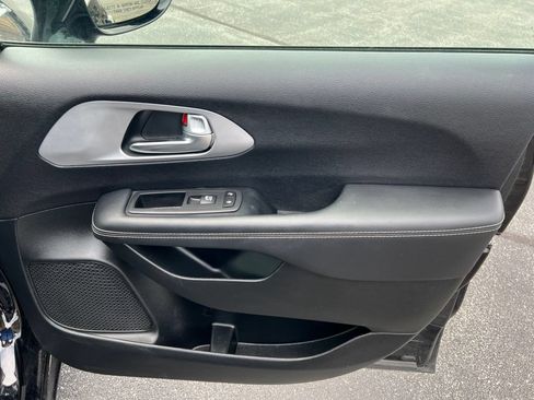 Used 2025 Chrysler Pacifica Limited FWD image 36