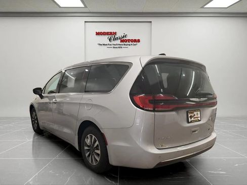 Used 2023 Chrysler Pacifica Touring-L FWD image 5