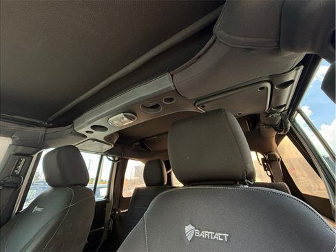 Used 2015 Jeep Wrangler Unlimited Rubicon w/ Connectivity Group AWD/4WD image 38