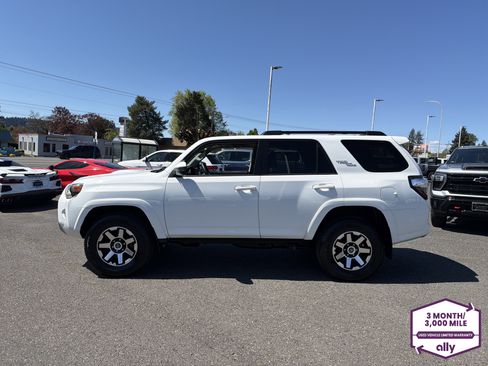 Used 2021 Toyota 4Runner TRD Off-Road AWD/4WD image 2