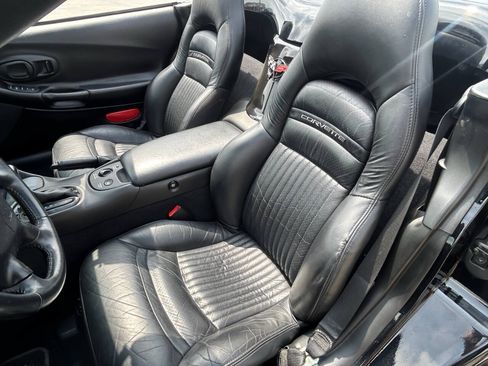 Used 2004 Chevrolet Corvette Convertible w/ Preferred Equipment Group RWD image 22