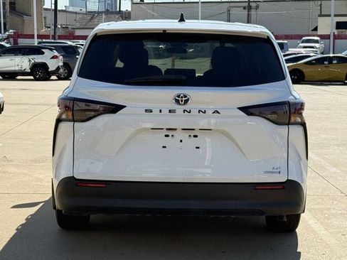 Used 2023 Toyota Sienna LE FWD image 5