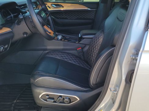 Used 2023 Jeep Grand Cherokee Summit AWD/4WD image 6