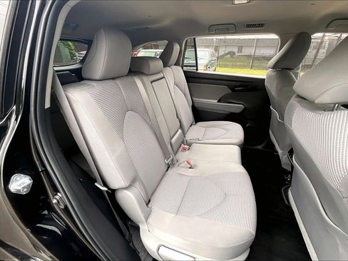 Used 2023 Toyota Highlander L FWD image 31
