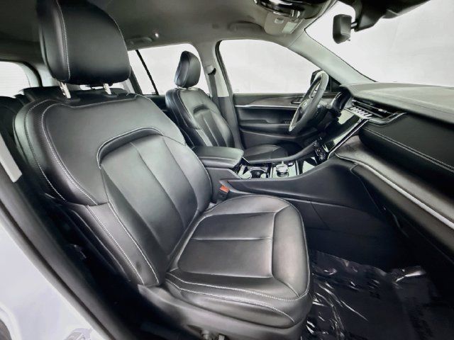 Used 2023 Jeep Grand Cherokee Limited w/ Black Appearance Package AWD/4WD image 26