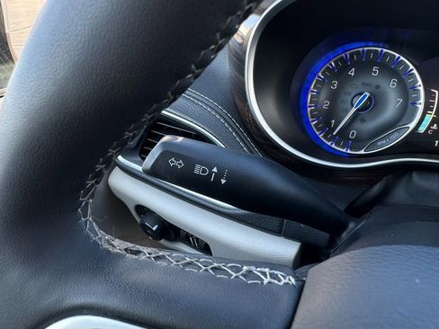 Used 2023 Chrysler Pacifica Limited image 18