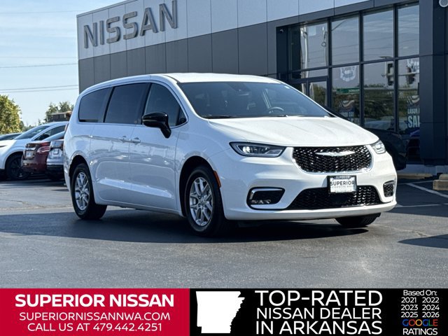 Used 2025 Chrysler Pacifica Select FWD image 1