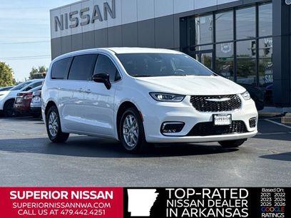 Used 2025 Chrysler Pacifica Select