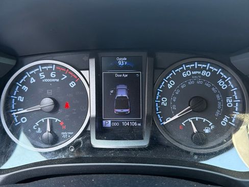 Used 2020 Toyota Tacoma TRD Sport w/ TRD Premium Sport Package AWD/4WD image 8