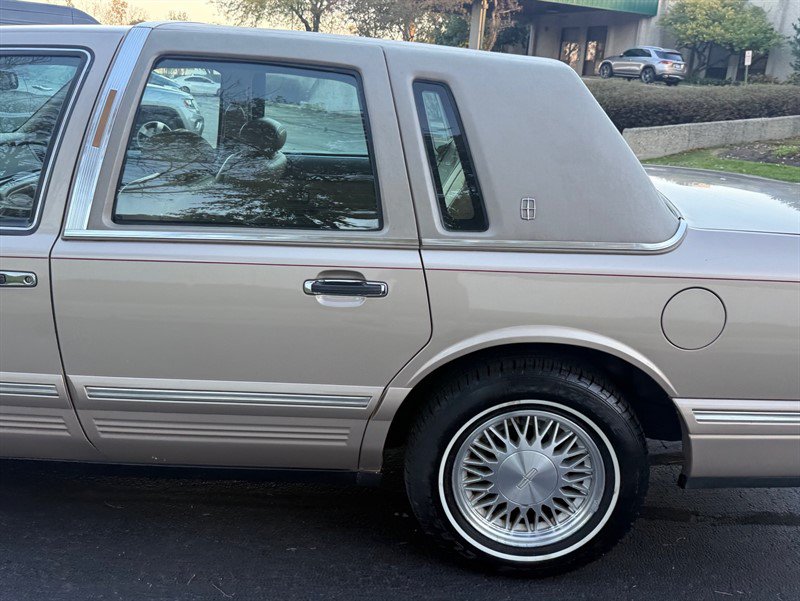 Used 1997 Lincoln Town Car Signature RWD image 28