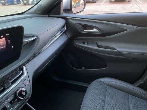 Used 2025 Buick Envista Preferred image 36