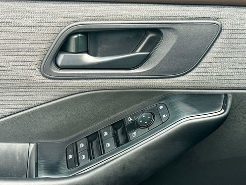 Used 2023 Nissan Rogue S image 18