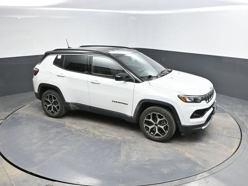 Used 2025 Jeep Compass Limited image 11