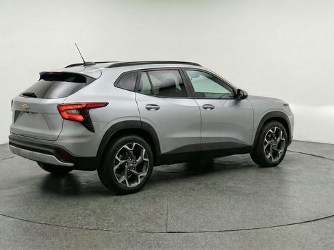Used 2025 Chevrolet Trax LT w/ LT Convenience Package FWD image 9