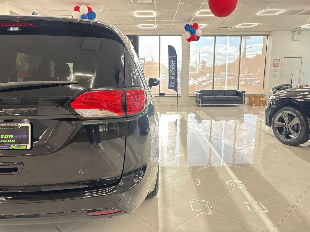 Used 2019 Chrysler Pacifica Touring-L Plus w/ Advanced Safetytec Group FWD image 14