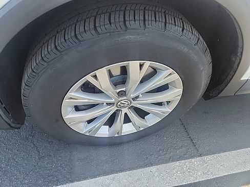 Used 2018 Volkswagen Tiguan SE w/ Panoramic Sunroof Package image 9