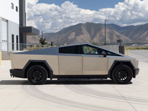 Used 2025 Tesla Cybertruck AWD Crew Cab image 11