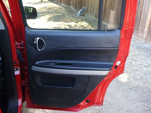 Used 2011 Chevrolet HHR LS image 25