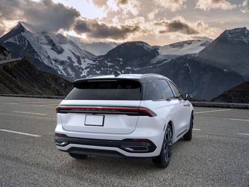 New 2026 Lincoln Nautilus Reserve image 8