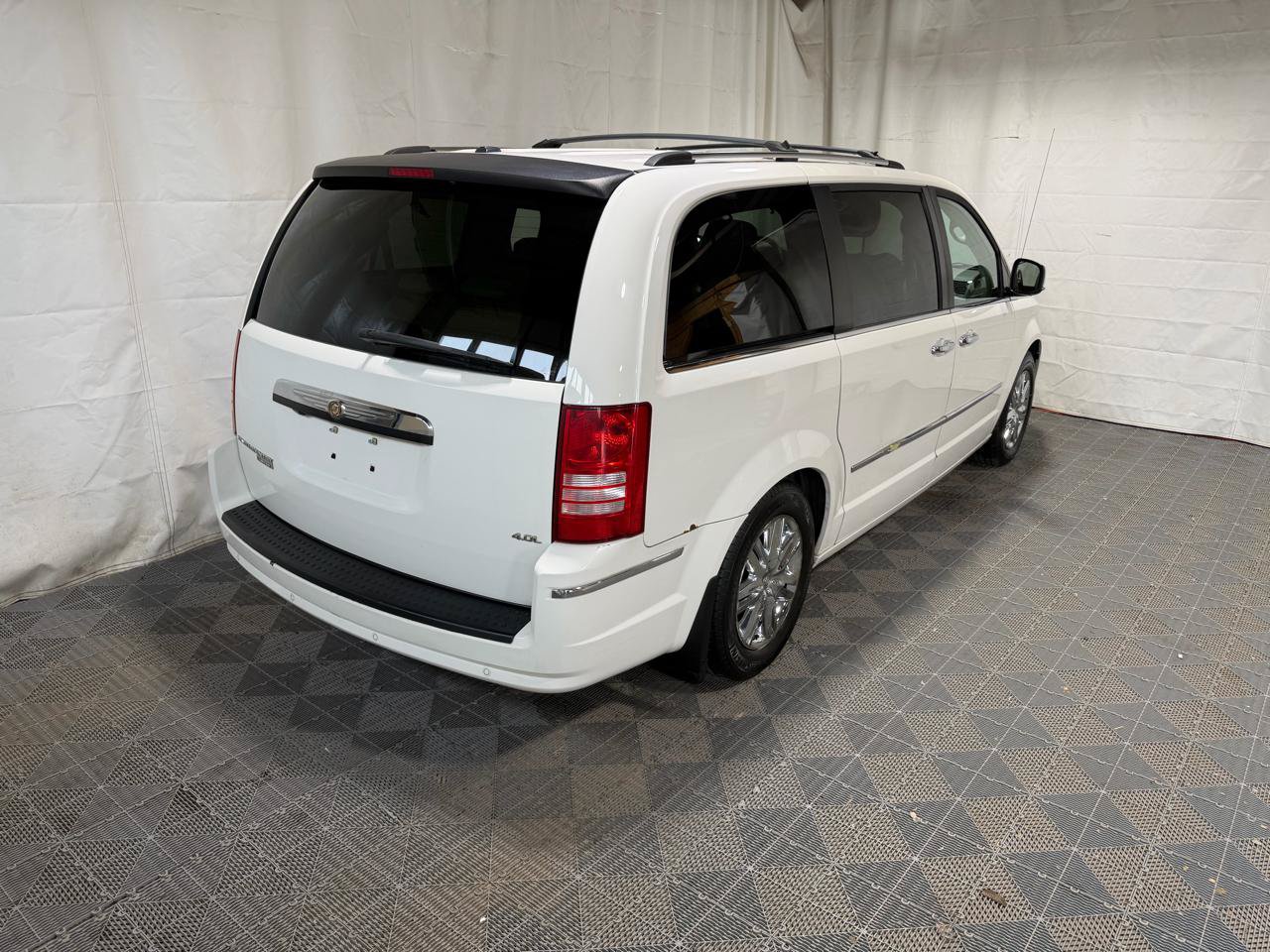 Used 2008 Chrysler Town & Country Limited w/ Entertainment Group #3 FWD image 8