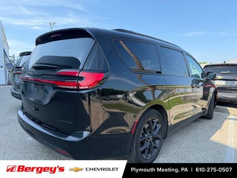 Used 2026 Chrysler Pacifica Limited w/ S Appearance Package FWD image 8