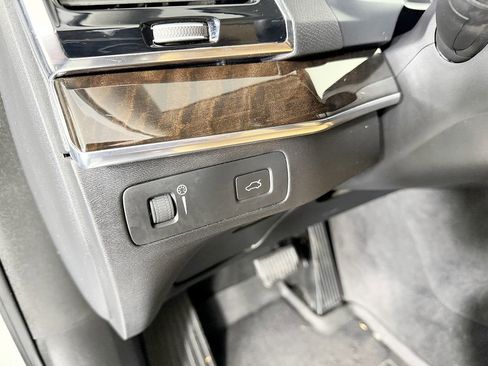 Used 2016 Volvo XC90 T6 Momentum w/ Momentum Plus Package image 28