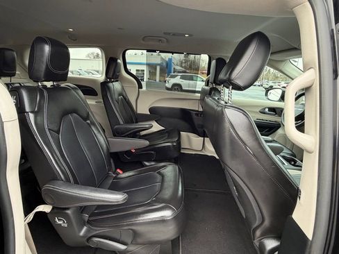 Used 2024 Chrysler Pacifica Touring-L image 25