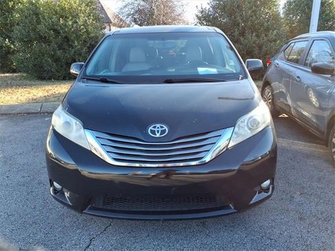 Used 2015 Toyota Sienna XLE Premium image 2