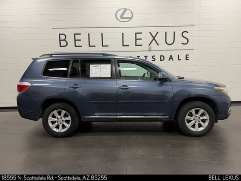 Used 2012 Toyota Highlander SE w/ Tow Pkg image 3