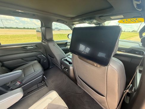 Used 2025 Chevrolet Suburban High Country AWD/4WD image 20