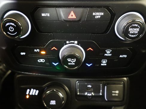 Used 2020 Jeep Renegade Altitude AWD/4WD image 24