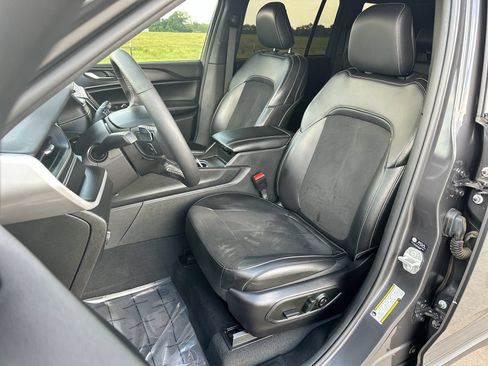 Used 2024 Jeep Grand Cherokee Altitude AWD/4WD image 11