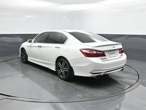 Used 2016 Honda Accord Touring image 5