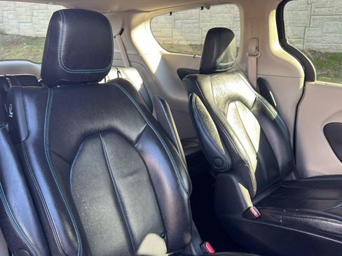 Used 2021 Chrysler Pacifica Touring-L FWD image 42