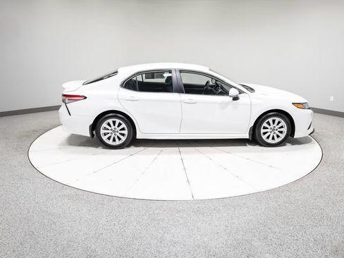 Used 2019 Toyota Camry SE FWD image 6
