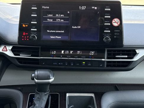 Used 2024 Toyota Sienna XLE FWD image 16
