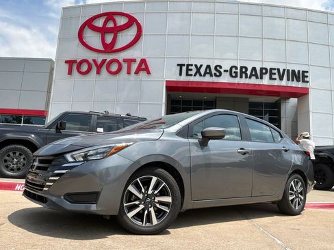 Used 2025 Nissan Versa SV FWD image 2